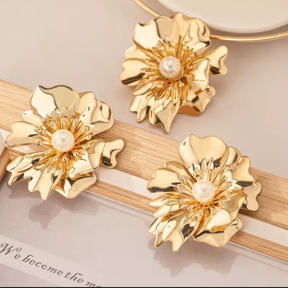 ZARA lux unique Gold Floral Pearl Earrings - Picture 6 of 12